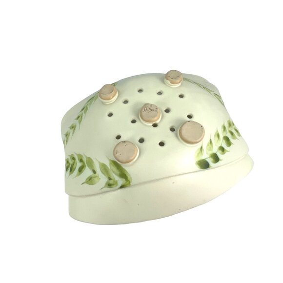 Hilborn Footed Ceramic Berry Bowl With Leaf Design - Picture 7 of 10